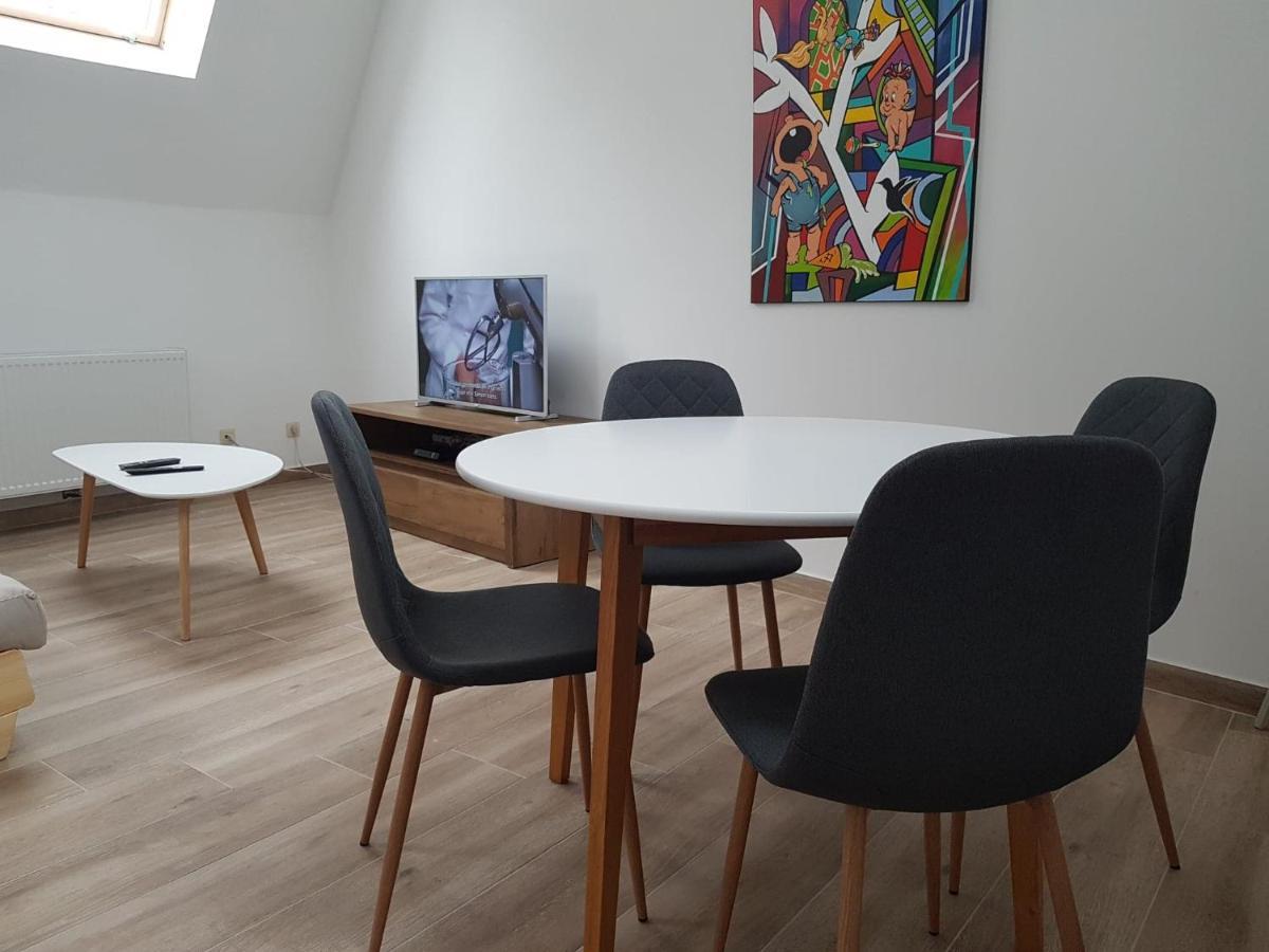 Al In Den Aap Gelogeerd? Apartment Mechelen Bagian luar foto